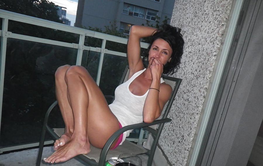 Две подружки приглашают мужчин присоединиться в е Две подружки приглашают мужчин присоединиться в е