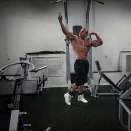 Пара ищет милую девушку для встреч Пара ищет милую девушку для встреч